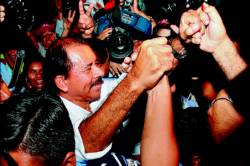 <b>La celebración </b> Daniel Ortega festeja la victoria con sus seguidores en Managua, el lunes. Foto: AFP / YURI CORTEZ